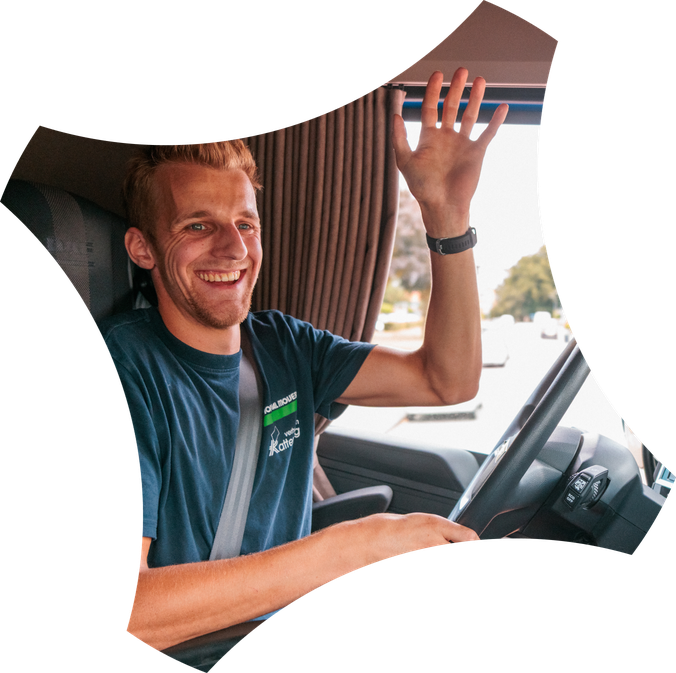 Chauffeur-verhuizer van Kattenberg bij de vrachtwagen