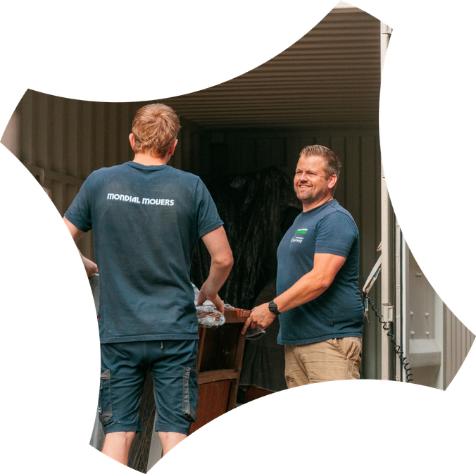 Twee Kattenberg-collega’s laden samen een verhuiswagen in